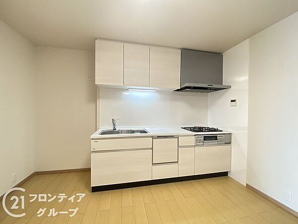 使い勝手の良いキッチンは、調理スペースが広く、料理の効率がアップします。快適なキッチンライフを提供します。収納が充実しており、キッチン用品をすっきりと整理できる便利な空間です。