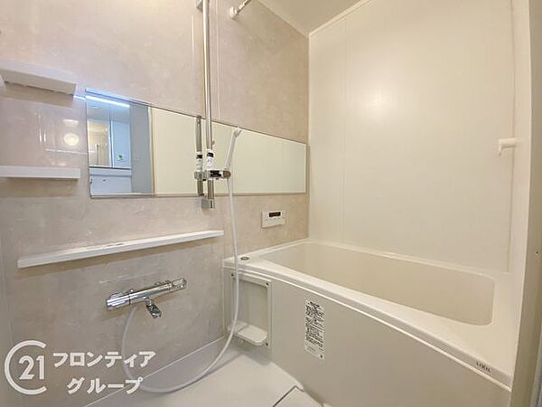 広々としたバスルームで、心地よいリラックスタイムを楽しめます。快適な空間で、日々の疲れを癒す贅沢な時間を提供します。