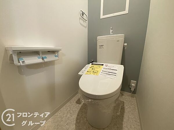 おしゃれなトイレで、インテリアとしても楽しめます。シンプルで落ち着いたデザインが、リラックスできる環境を作り出します。清潔感あふれるトイレで、毎日を快適に過ごせます。