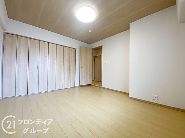 洋室は、シンプルでありながらも機能的なデザインです。毎日の生活をより豊かにする空間です。窓からは自然光が差し込み、明るく開放的な雰囲気を演出します。収納スペースも充実、整理整頓がしやすい設計です。