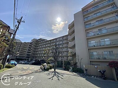 外観:駅から徒歩13分のマンションは、通勤や通学にとても便利で、時間を有効に使える素晴らしい立地です! 外観:駅から徒歩13分のマンションは、通勤や通学にとても便利で、時間を有効に使える素晴らしい立地です!