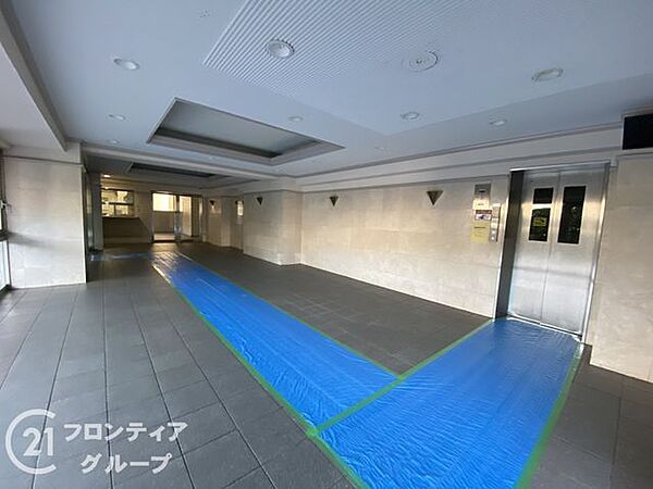 機能的なロビーで、住む人が快適に過ごせるよう配慮されています