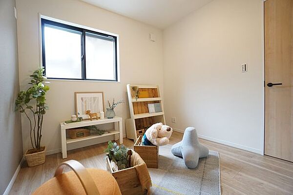 【施工例／洋室】スタイル：カフェナチュラル自然を想像させるアースカラーを使用した爽やかなデザインは、まるでカフェにいるかのような癒されるデザインです。