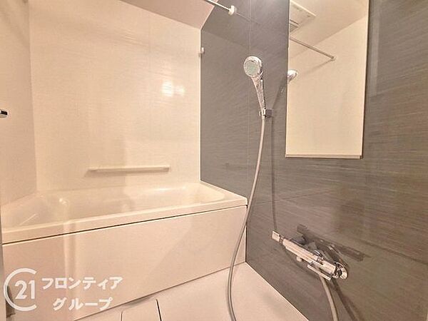 給湯器リモコンの設置あり！追い炊きが簡単なので、いつでも楽に入浴できます。きれいな浴室で1日の疲れを癒してください