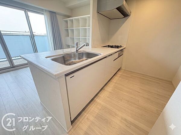白を基調とした清潔感あふれるキッチンには、機能性と美しさが高度に調和しています。開放的なカウンタータイプなので、リビングにいるご家族との会話を楽しみながら軽やかに料理に打ち込める設計が魅力です