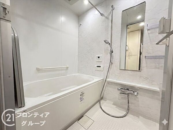 落ち着いたトーンで統一されたバスルームは、一日の疲れを優しく解き放つ癒やしの空間です。ゆったりとした浴槽に身を委ねれば、心身ともにリフレッシュできる上質なプライベートタイムを過ごせます