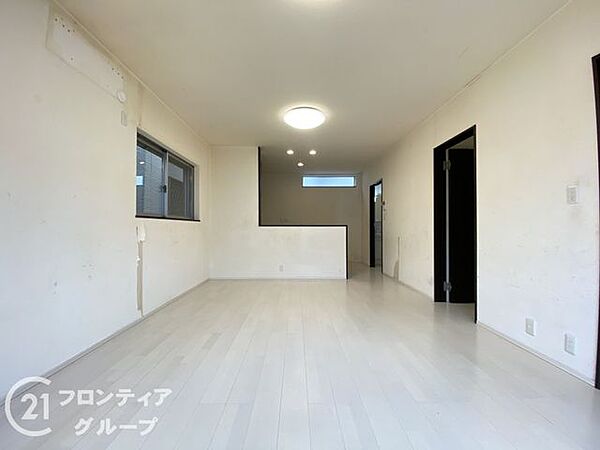 白を基調とした内装に柔らかな光が差し込む、明るく開放的なリビングです。どんな家具とも相性の良いシンプルなデザインで、ご家族の好みに合わせた空間作りを存分に楽しめます