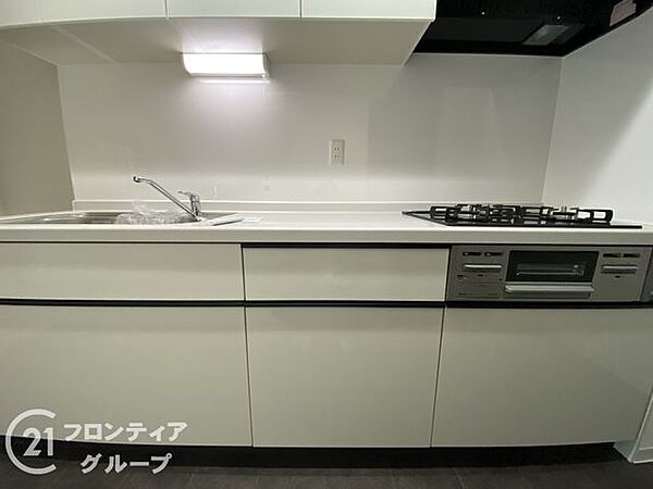 3口コンロ付きのキッチンは、調理の効率が良く、同時に多くの料理を作れる便利で機能的な空間です。効率的な作業をサポートします。