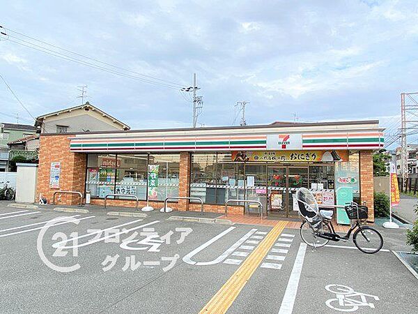 セブンイレブン初芝駅東店 徒歩7分。 530m