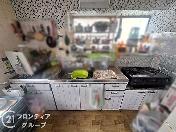 シンクの前に大きな窓があるとお料理中も気分が晴れやかになりますね！お掃除のしやすそうな白いキャビネットは、キッチンをより明るく広々と感じさせてくれますね！