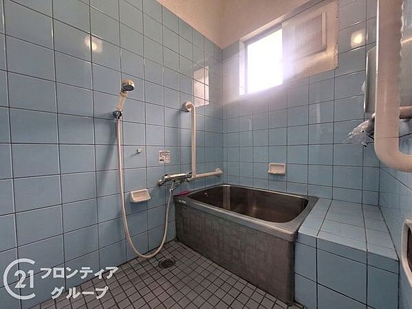 窓から外の空気を取り入れられるので、お掃除の後の湿気対策もスムーズですね！手すり付きの優しい設計になっていて、毎日のバスタイムをリラックスして過ごせそうですね！