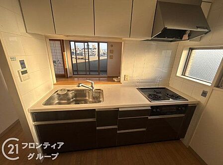 上質な質感が漂うキッチンは、調理スペースも広く確保された機能的な設計です。効率的な家事動線が考慮されており、毎日の料理の時間がより豊かで快適なものになります