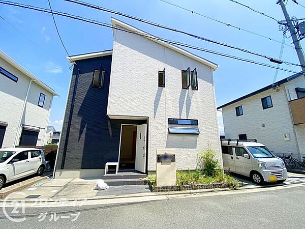 白と黒のコントラストが美しい洗練された外観デザインが目を引きますね！周囲の街並みにも自然に溶け込むモダンな佇まいは、毎日の帰宅を誇らしくさせてくれるような素敵な雰囲気を感じます