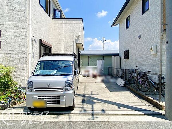 並列で2台の車をゆったりと停められるスペースを確保しています！前面道路からの見通しも良く、毎日の車庫入れがスムーズに行えるのは嬉しいですね。来客時や将来の増車にも対応できる頼もしい広さです！