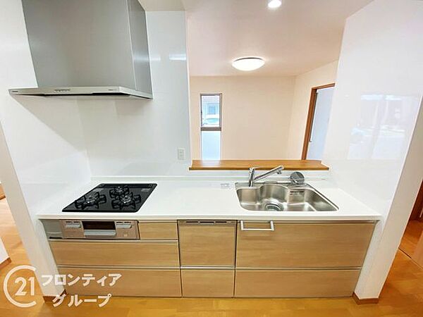 木の温もりを感じるキッチンなら、家族との会話も自然と弾みそうですね！食器洗い乾燥機などの先進設備を備えたキッチンでお料理しながら、子どもたちの様子を見渡せるので安心ですね！