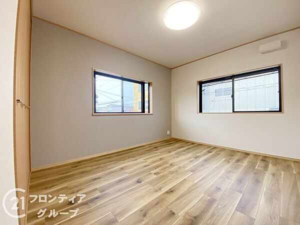 広々とした寝室で、心地よい眠りをお楽しみいただける空間が広がります。落ち着いた雰囲気の中で、リラックスしたひとときを過ごせる贅沢な空間です