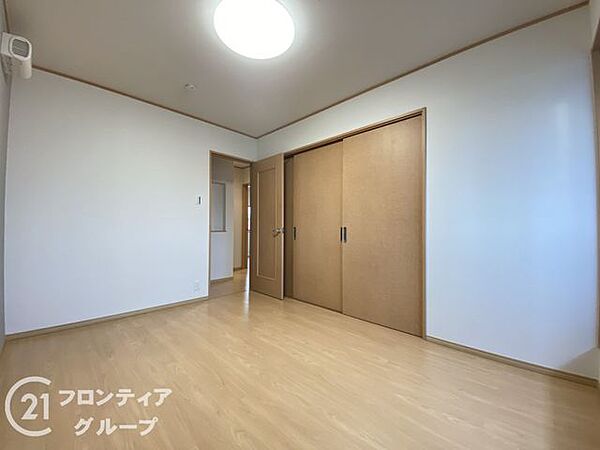 子供部屋は、成長をサポートする空間です。おもちゃや学用品をすっきりと整理してご使用ください。