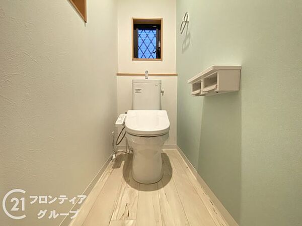 温水洗浄付きのトイレは、清潔で快適な使用感を提供し、毎日の生活をより便利で心地よくします。リラックスできる空間を作り出します