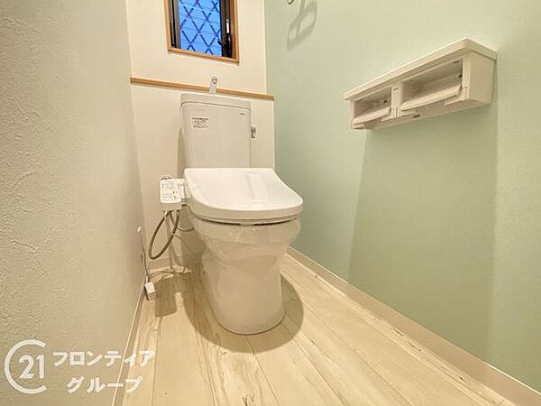 トイレは、清潔感と快適さを兼ね備えた空間です。落ち着いた色合いの内装が、リラックスできる雰囲気を演出しています