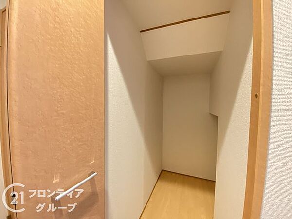 スタイリッシュな収納で、お部屋を美しく保てます。デザイン性に優れた収納は、インテリアの一部としても楽しめます。おしゃれな空間を演出しながら、機能的に物を整理整頓できます。