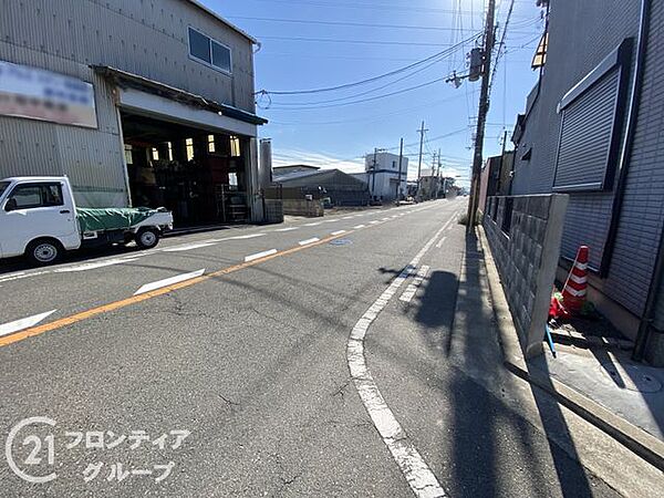 幅広い道路が確保されており、車の出入りがスムーズに行えます。周辺環境も整備されており、快適な生活をサポートします。