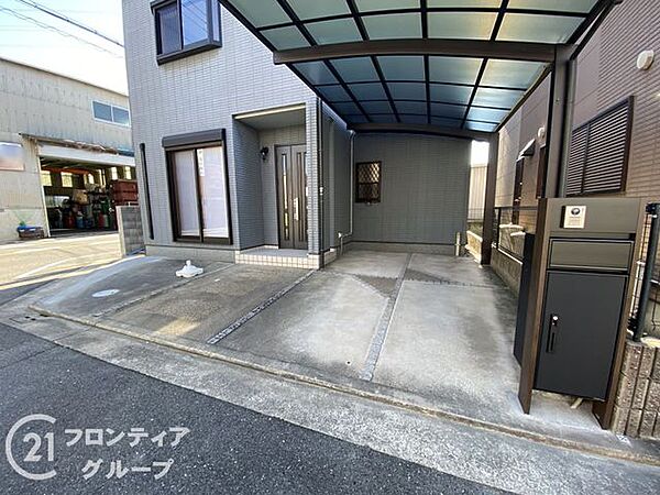 広々としたスペースで車の出し入れがスムーズに行えます。安全性を考慮した設計で、安心して利用できます。