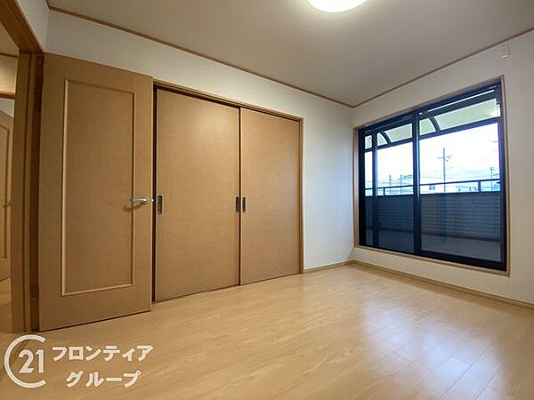 明るい日差しが差し込む洋室は、リラックスできる空間です。広々としたスペースで、家具の配置も自由自在です。