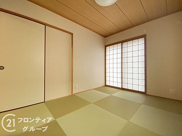 和室は、畳の香りが心地よい伝統的な空間です。障子から柔らかい光が入り、落ち着いた雰囲気を醸し出し、多目的に使えるため、客間やリラックススペースとして最適です