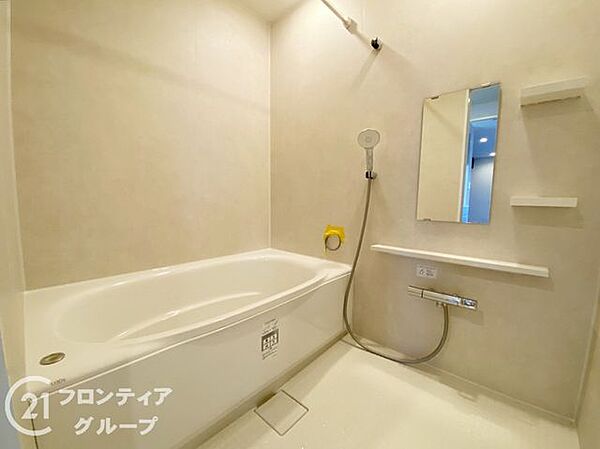 一日の疲れを解きほぐすのに相応しい、ゆとりある広さを確保したバスルームです。落ち着いたカラーリングの壁面が、上質なリラックスタイムを演出します