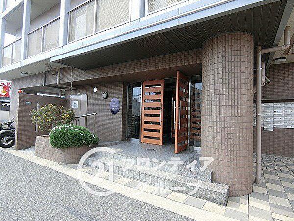 落ち着いた雰囲気のエントランスは、訪れる人に心安らぐ空間を提供し、温かく迎えてくれます！