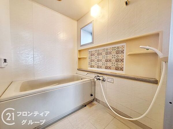 広々としたバスルームで、心地よいリラックスタイムを楽しめます。快適な空間で、日々の疲れを癒す贅沢な時間を提供します。