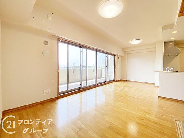 大きな窓から広がる景色を眺めながら過ごす時間は、まさに住まう誇りを感じさせてくれますね！温もりあるフローリングが、家族との大切な思い出を優しく育んでくれますね！