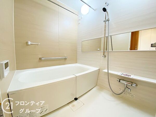 足を伸ばしてゆったりと寛げる広々とした浴槽は、日々の喧騒を忘れさせてくれますね！機能美を追求した設計で、お手入れもスムーズにこなせるのが嬉しいポイントになりますね！
