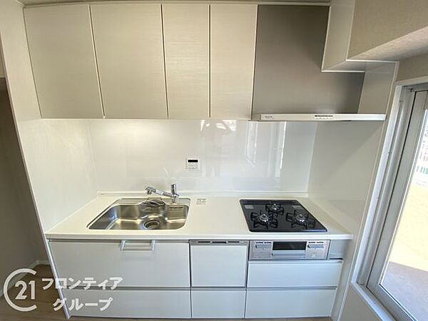 ホワイトを基調とした清潔感あふれるシステムキッチンは、お料理の時間を優雅に演出します。広いワークトップや充実した収納スペースを備えており、毎日の家事をスムーズにサポートしてくれます