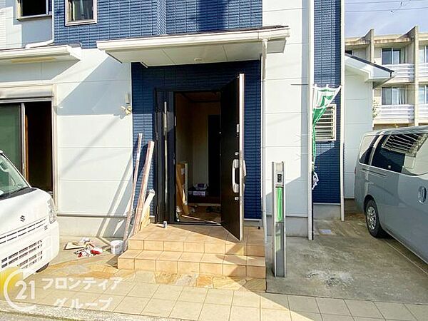 落ち着いた色調の玄関ドアが、住む人を優しく迎え入れてくれます。使い勝手の良いシンプルなアプローチは、毎日のお出かけや帰宅の時間をスムーズにしてくれる配慮が感じられます