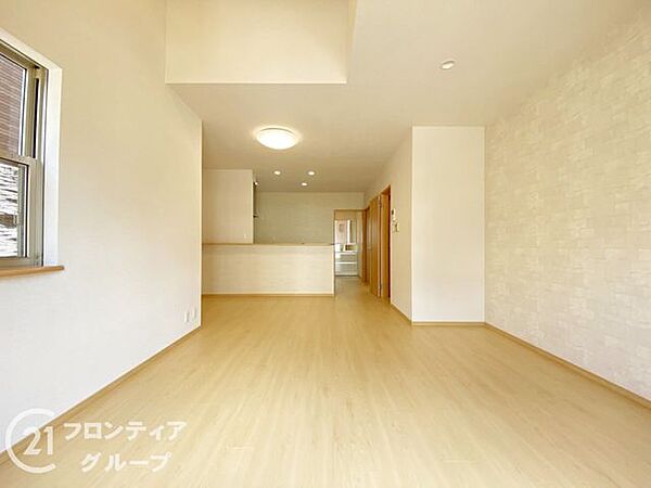 開放感のある吹き抜けのような高い天井が、リビング全体をより広く明るく見せてくれます。ナチュラルな色合いのフローリングはどんな家具とも相性が良く、理想のインテリアを自由に描くことができる空間です