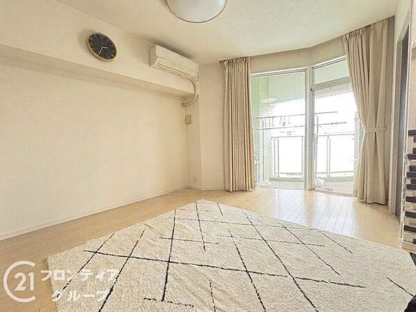 大きな窓から差し込む陽光がリビング全体を明るく照らし、開放感に満ちた住空間を演出しています。家族が集まるこの場所は、上質なインテリアが映える落ち着いた雰囲気で、心地よい団らんのひとときを提供します