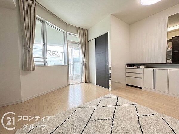 陽当たり良好な大開口の窓が開放感を際立たせる、家族の未来を彩るメインステージ！コンシェルジュに守られた安心感の中で、自分らしいスタイルを自由に描ける広々とした空間！洗練された都会生活の象徴！
