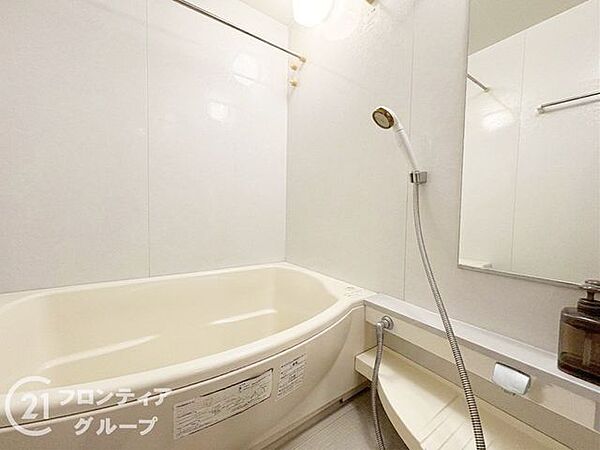 清潔感のある白を基調とした空間で、毎日のバスタイムが至福のひとときになりそうですね！シンプルながらも機能性に優れた設計が、心身ともにリフレッシュできる穏やかな日常を優しくサポートしてくれますね！