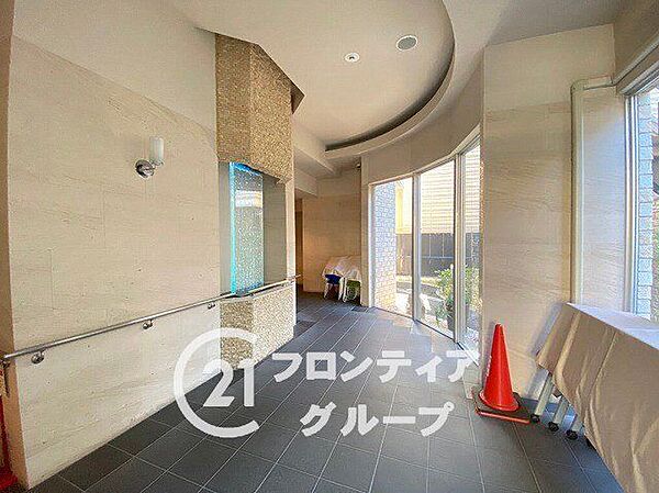 開放感のあるデザインでゆったりとした時間を過ごせそうですね！大切なゲストとの待ち合わせや、お出かけ前のひとときを優雅に彩る、住人専用の贅沢な憩いの空間です