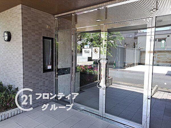 温かみのあるエントランスは、住む人を優しく迎え、訪れる人にも心地よい印象を与える魅力的な空間です！