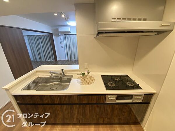 重厚感あるデザインと機能性が融合した、まさに邸宅にふさわしいキッチン！駅直結の利便性を手に入れ、浮いた時間でこだわりの一皿を作る贅沢　コンシェルジュを味方につけ、洗練された都市生活を謳歌する日常！