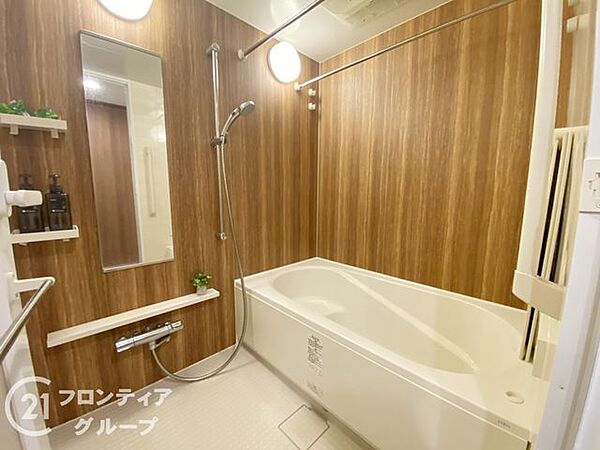 温かみのあるウッド調のデザインが、まるで隠れ家スパのような落ち着きを感じさせてくれますね！機能的なシャワーや広々とした浴槽で、洗練された暮らしにふさわしい至福のバスタイムが楽しめますね！
