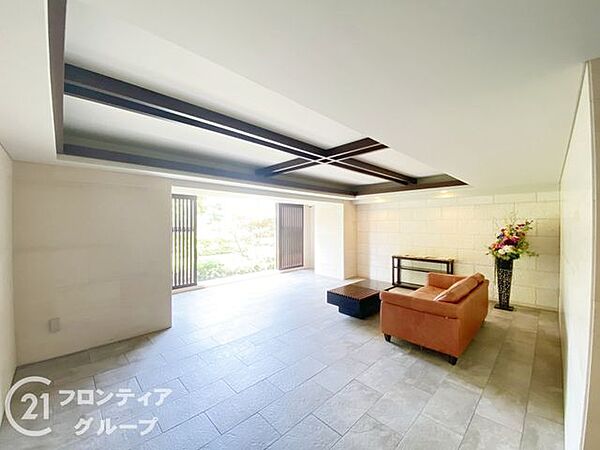 選び抜かれたインテリアが配されたラウンジは、まるでお気に入りのカフェのような心地よさです。コンシェルジュの細やかなサービスとともに、大切なゲストとの待ち合わせや読書など、贅沢な時間を過ごせます