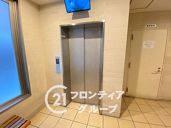 隅々まで清掃が行き届いたエレベーターホールは、管理体制の良さを物語っています。シンプルながらも洗練された内装デザインが、毎日の移動を快適にサポートし、住まいの安心感と満足度をより一層高めてくれます