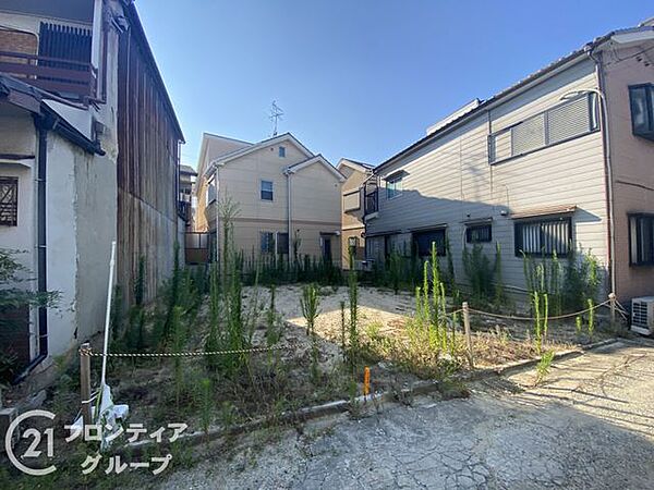 前面道路は落ち着いた交通量となっており、小さなお子様がいるご家庭でも安心感があります。日々の利便性と静穏な住環境を両立させた、永く住み続けるのに相応しい落ち着きに満ちたロケーションです！