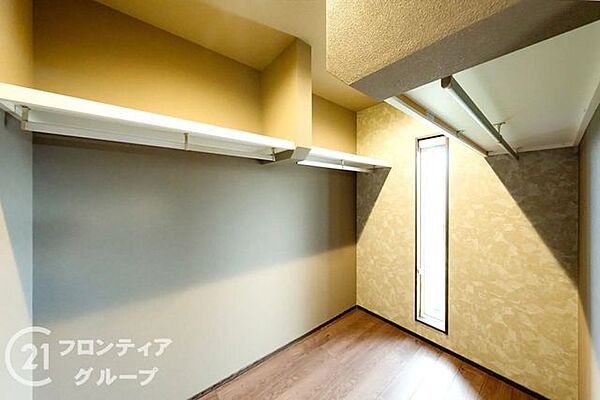 【施工例／ファミリークローゼット】家族全員の衣類や荷物を一箇所にまとめて収納できるファミリークローゼット。洗濯から収納までの家事動線が短くなり、家事の負担が軽減されます。