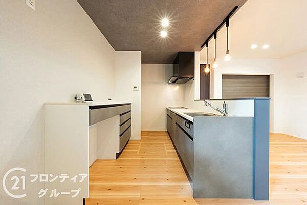 【施工例／キッチン】ゆったりとした広さのあるキッチン。ご夫婦で一緒に並んで洗い物できる大きさです。水栓はデザイン性も高く使い勝手の良いと人気のグースネック型を採用。