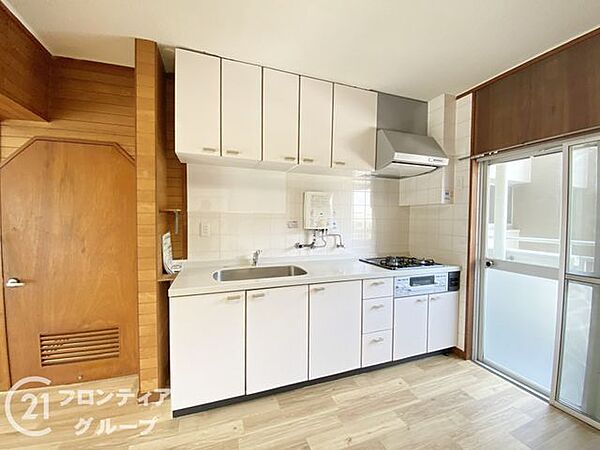 リフォーム済み未使用のシステムキッチンです！三口コンロでお料理の幅も広がり、ご家族のために腕を振るう時間がもっと楽しく、ワクワクするひとときになりそうですね！