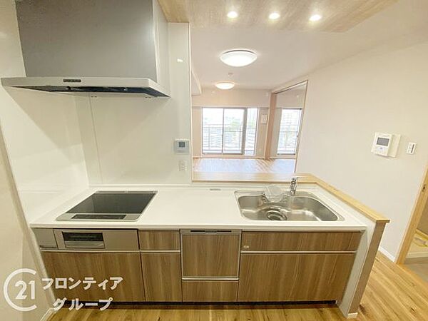 充実の設備を備えたキッチンはまるでおしゃれなカフェのような雰囲気です。コンシェルジュに手配を頼むホームパーティーでも、この広々とした空間ならスムーズにおもてなしの準備が進み、会話も自然と弾みます